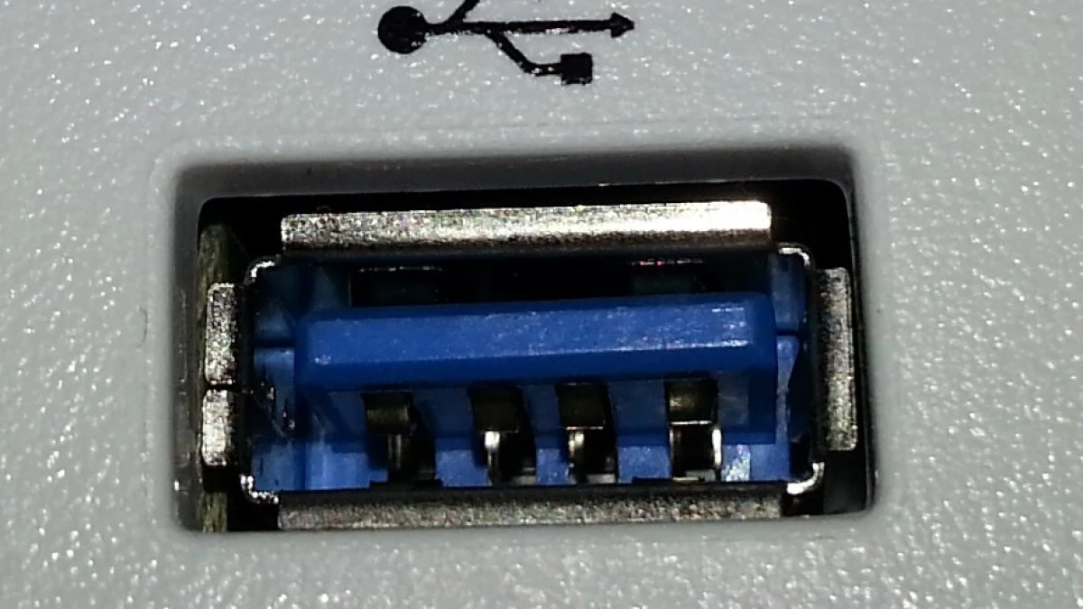 파란 플라스틱 USB 포트를 위에서 본 모습, 안에 접점 네 개만 있다