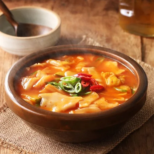 [05867] [푸딩팩토리] 얼큰김치수제비 490g 비오는날 얼큰한 메뉴 식사대용 밀키트