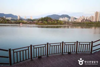 호암지