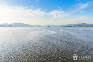 강진만