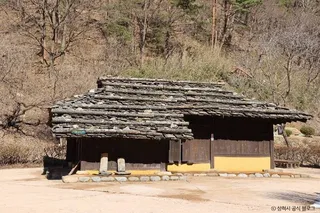 삼척 신리 너와집과 민속유물