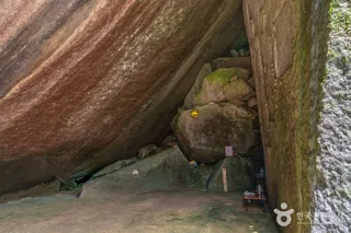 거창 가섭암지 마애여래삼존입상