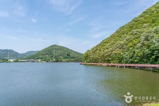 반월호수