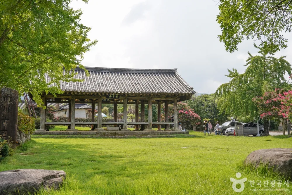 한밤마을 돌담길