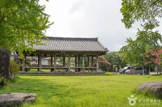 한밤마을 돌담길