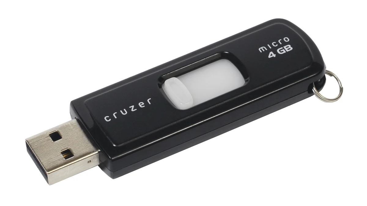 USB-A 커넥터가 드러난 USB 메모리