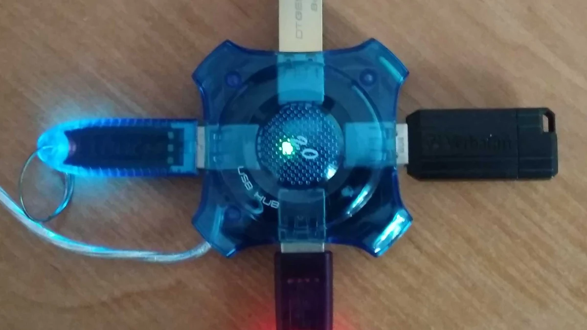 USB 허브에 메모리 두 개가 꽂혀 있고 표시등이 켜진 모습